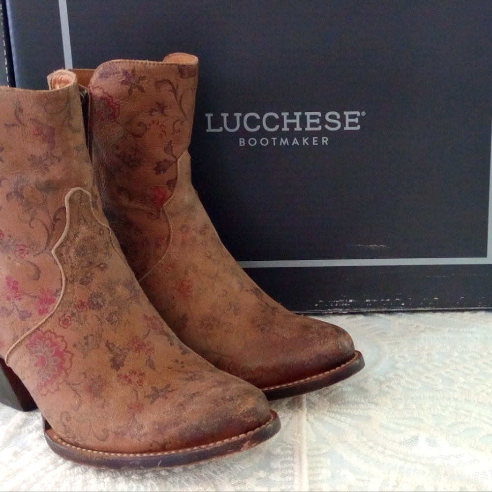 Women's short boots with leather outsole